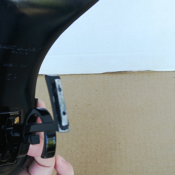 Authentic Saint Laurent Optum patent leather heels
Comes with dust bag only - Picture 8 of 9